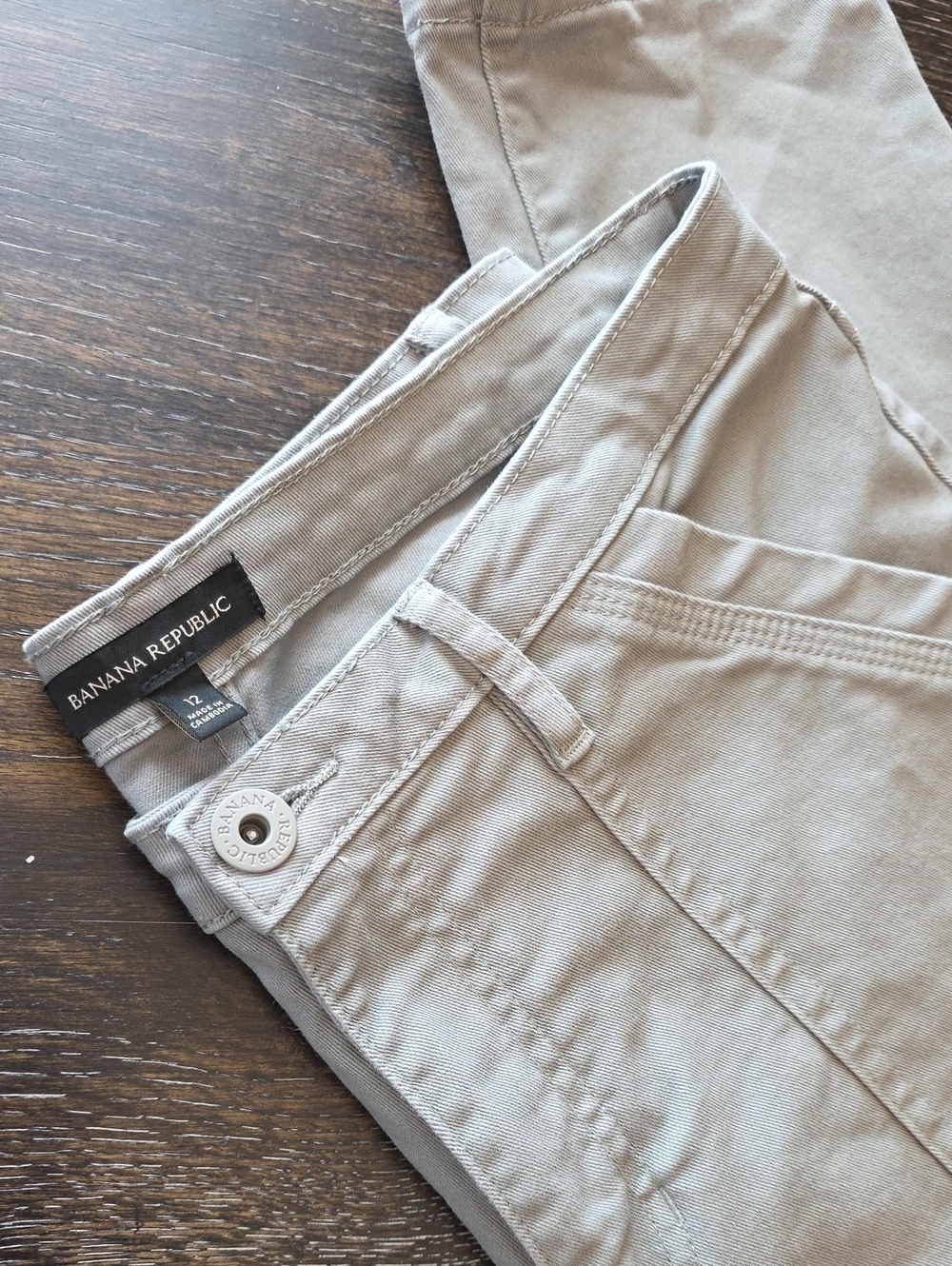 Banana Republic Women's Straight Leg Jeans in Light Khaki